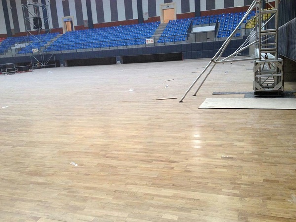 为什么篮球场用运动木地板